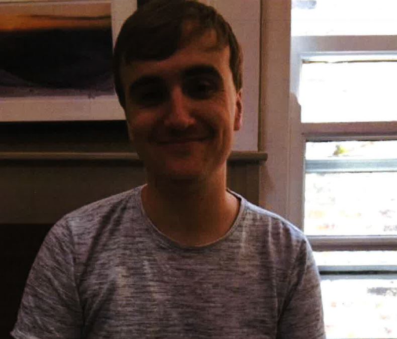 We zijn op zoek naar BEN VANLEENE. Hij verdween op 10/11 op weg naar huis na een voetbalwedstrijd. Ben is 1.85m en heeft bruine haren en ogen. Hij droeg een kakigroene korte jas, donkerblauwe jeans en bruine schoenen. Heb je info? Bel 0800 30 300 of opsporingen@police.belgium.eu