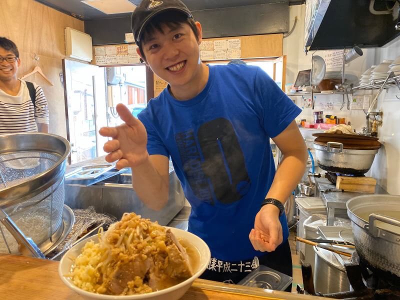 友達からの依頼で、ラーメン屋さん@YumeKataKyoto のTシャツイラスト制作中!
・店長似の猿
・歌って作って食べる
を描きます。
ラーメンを出すときの「いってらっしゃい!」の声(←これ言われるの気持ちいい)が聞こえてくるような仕上がり目指します!
まだまだラフですが、進捗をupしていきます。