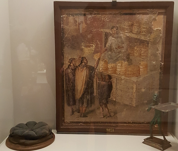resgerendaeblog's tweet photo. This week on the blog: Brian Theng reviews his visit to the @AshmoleanMuseum's exhibit 'Last Supper in Pompeii', which has left him hungry for more. Have a read here: https://t.co/SfwABaTJ87 https://t.co/39PdDYVNpO