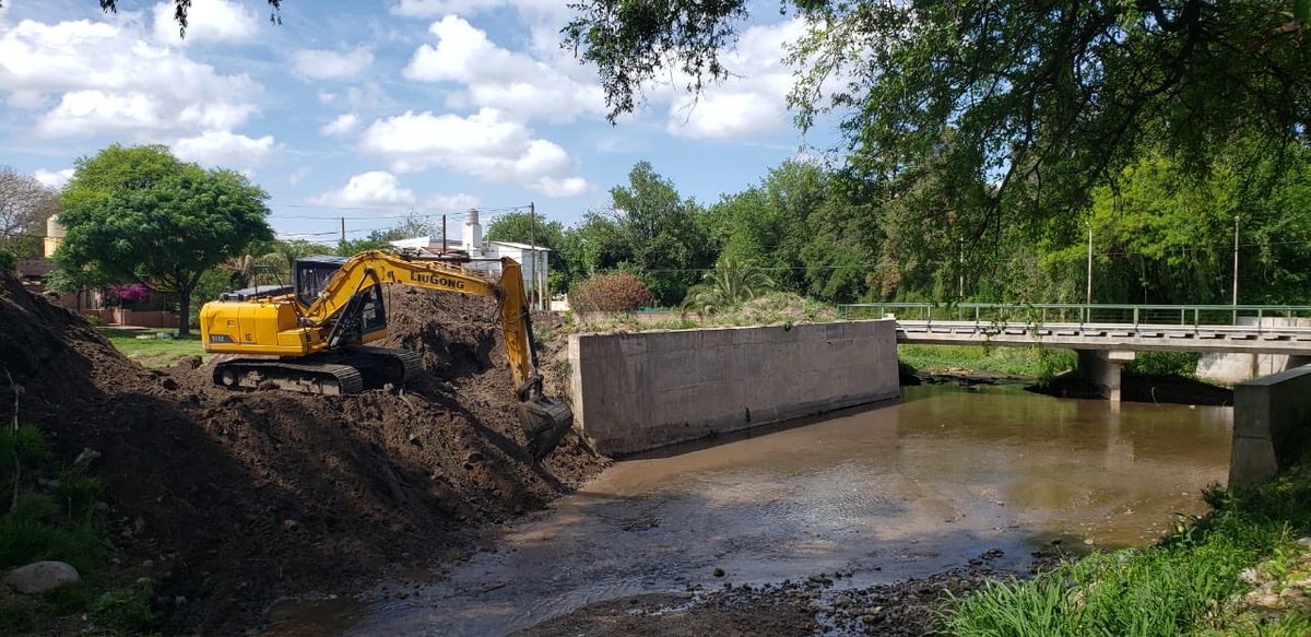 egatoromero's tweet photo. Ahora, en un trabajo conjunto con la Provincia, estamos limpiando el arroyo Saldán con el objetivo de ensanchar la cuenca para evitar desbordes y mejorar el flujo del agua. https://t.co/BrYYrxMYrb