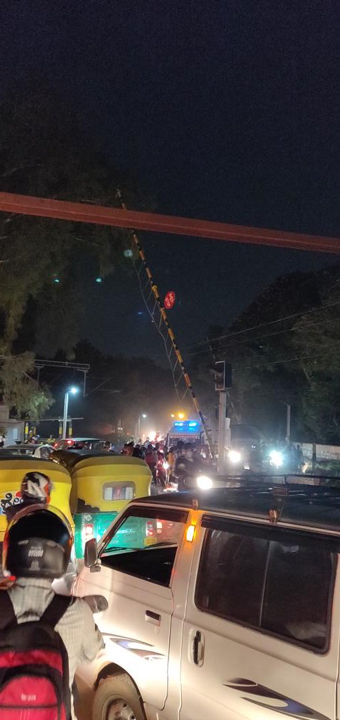 Ambulance got stuck at Carmelaeam railway gate. No sight of traffic cop. Hope the patient is safe. This is the poor and sad state of infrastructure of the highest tax paying area in Bangalore. 
<a href="/drmsbc/">DRM Bengaluru</a> <a href="/carmelaramunite/">carmelaramunites</a> <a href="/bbmpcommr/">bbmpcommissioner</a> @BBMP_MAYOR @BBMPCOMM <a href="/PCMohanMP/">P C Mohan</a> <a href="/ArvindLBJP/">Aravind Limbavali</a>
