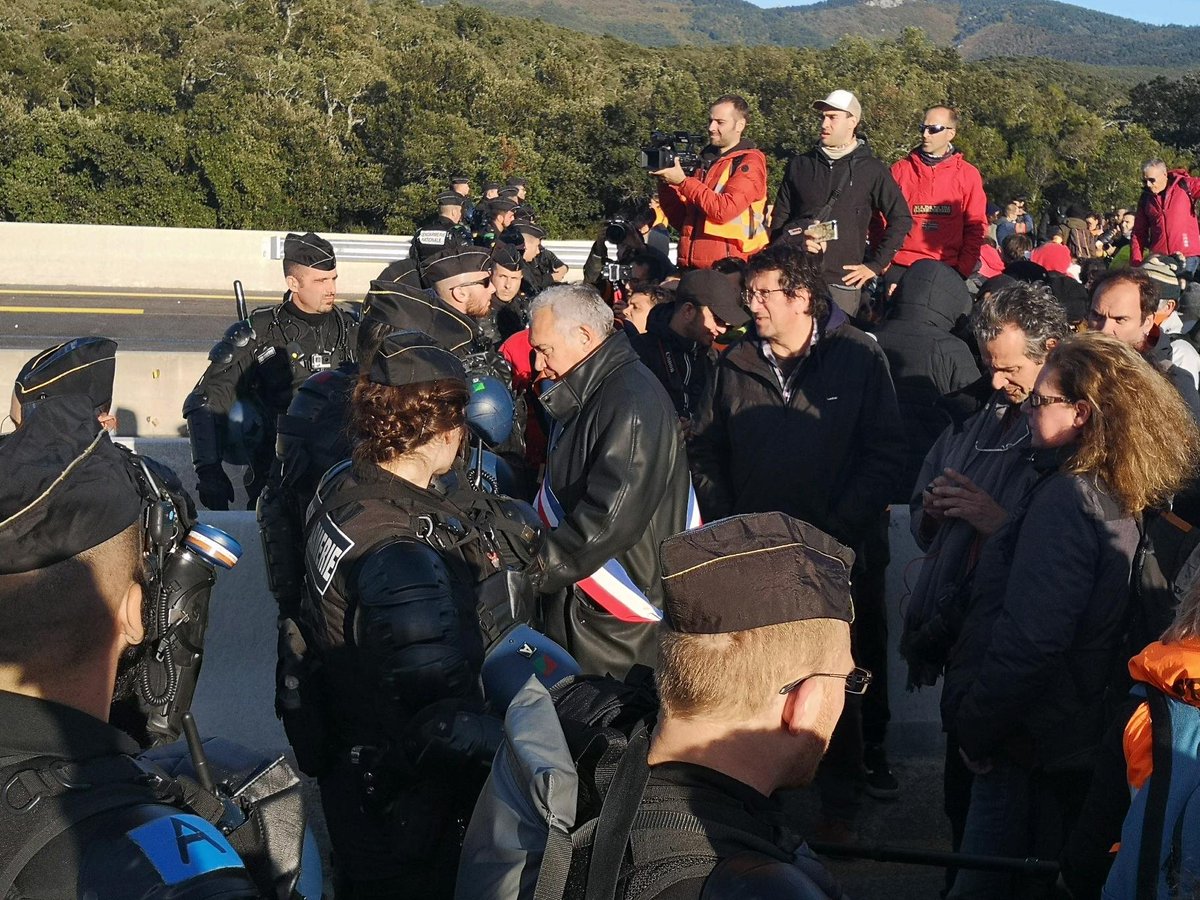 tsunami_dem's tweet photo. Claude Ferrer, l'alcalde de Prats de Molló, es presenta al tall per mediar amb la Gendarmerie.

#TothomalaJonquera
#LaForçaDeLaGent🌊 https://t.co/bGvxioKXLO