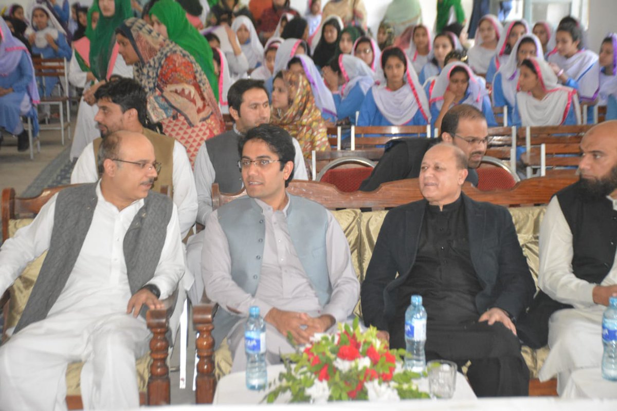 kamrankbangash's tweet image. Bearing gifts of scientific marvels for our young minds &amp;amp; encouraging female participation in the #STEAM, DoST delivers yet another exciting initiative as they inaugurate the first &quot;Science Club&quot; at Gulbahar Girls High school in honor of #WorldScienceDay. 
#TechDrivenKP