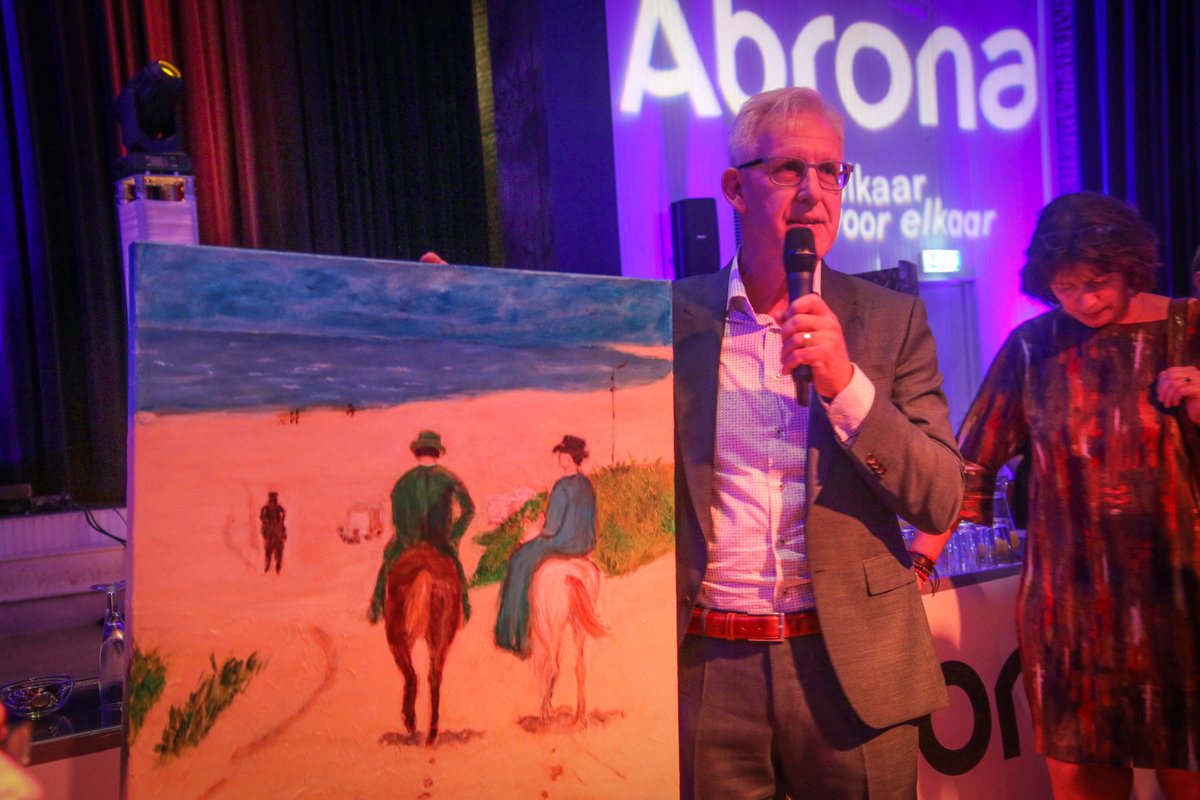 Op donderdag 7 november nam bestuurder Jan Duenk afscheid van Abrona. Het was een drukbezochte middag met cliënten, familie, medewerkers en relaties. Lees meer op: bit.ly/2NCPcbl 

#pensioen #afscheid #samenvieren #metelkaarvoorelkaar