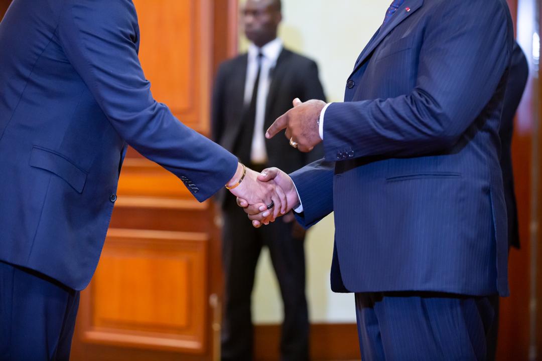 AxelGaylord's tweet photo. Une poignée de mains qui en dit long. Le @PresidentABO semble dire à @BriceLaccruche : "Tu conserves toute ma confiance." #Gabon #10AnsEnsemble #10AnsABO 🇬🇦 https://t.co/GKqnfdGBFs