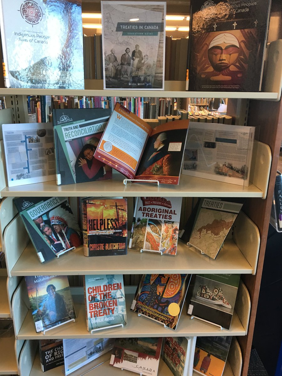 Hey Huskies! Learn more about #RemembranceDay and #TreatyRecognitionWeek with these displays in the library! <a href="/HaydenHuskies/">Hayden Huskies</a> @HDSBLibraries @Libraryscott