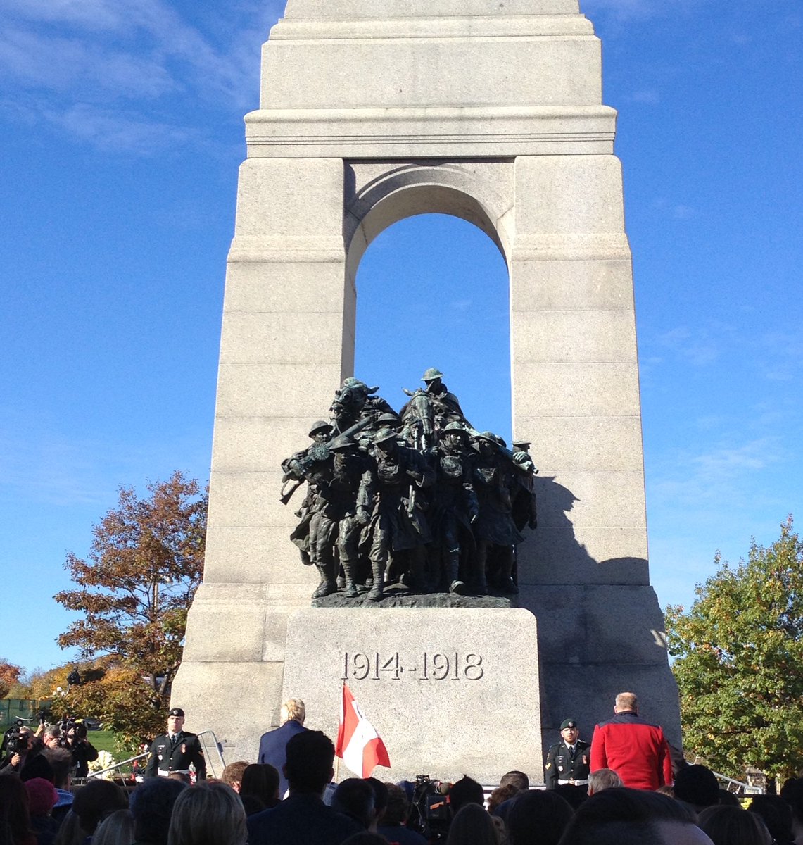 Remembering those in uniform...Thank you all for your service and sacrifice 🇨🇦 🙏🏼 #CanadaRemembers          #LestWeForget