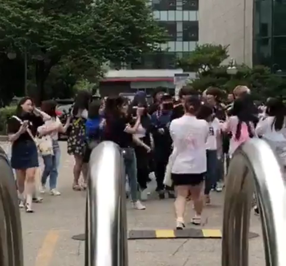 onlyoneofKYUBIN's tweet photo. Do you see this @OnlyOneOf_staff 

Somewhere in middle of this crowd, are people you are supposed to manage and care for. This is from a video and the staff did nothing to prevent people from encircling the members with phones in their faces. https://t.co/l9Rl1YxO3G