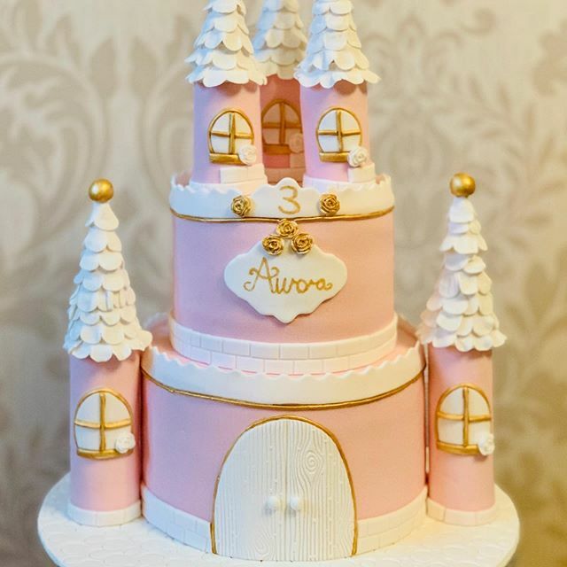 JuliesCakehole's tweet photo. #princesscastlecake #princesscastle #victoriasponge #orangesponge #edibleturrets #pinkwhiteandgold #cakecakecake #cakedecorating #cakeart #cakelife #cakelove #cakelicious #cakesofinstagram #cakestagram #cakesofinsta #cakegram #cardiff #cardiffcakes #card⦠https://t.co/iYHsCaqtCV https://t.co/sS2PApJ7F8