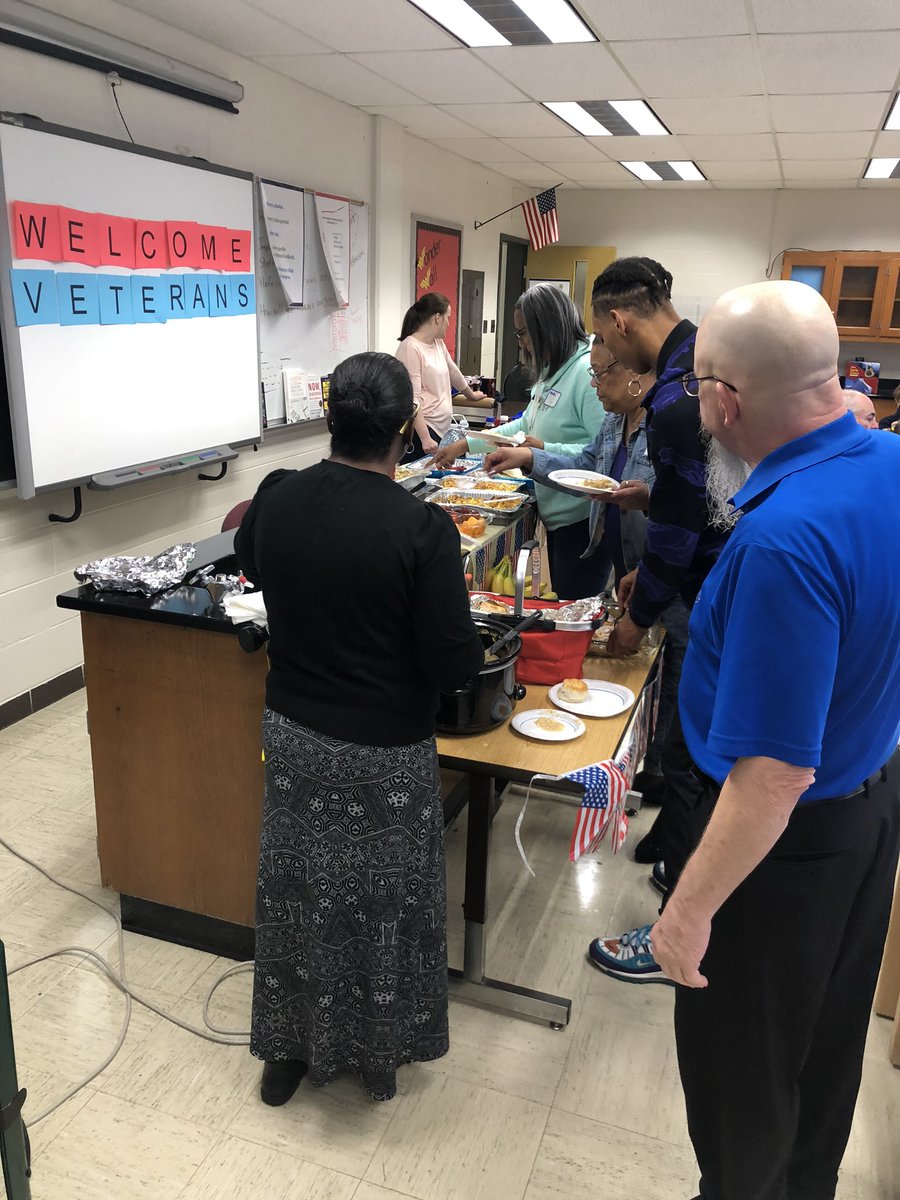 MeganCompton9's tweet photo. Celebrating Veterans Day at RF6A and Stuart Academy @JCPSKY @6thGradeFalcons @StuartAcademyKY https://t.co/Y8PeDhmiWG
