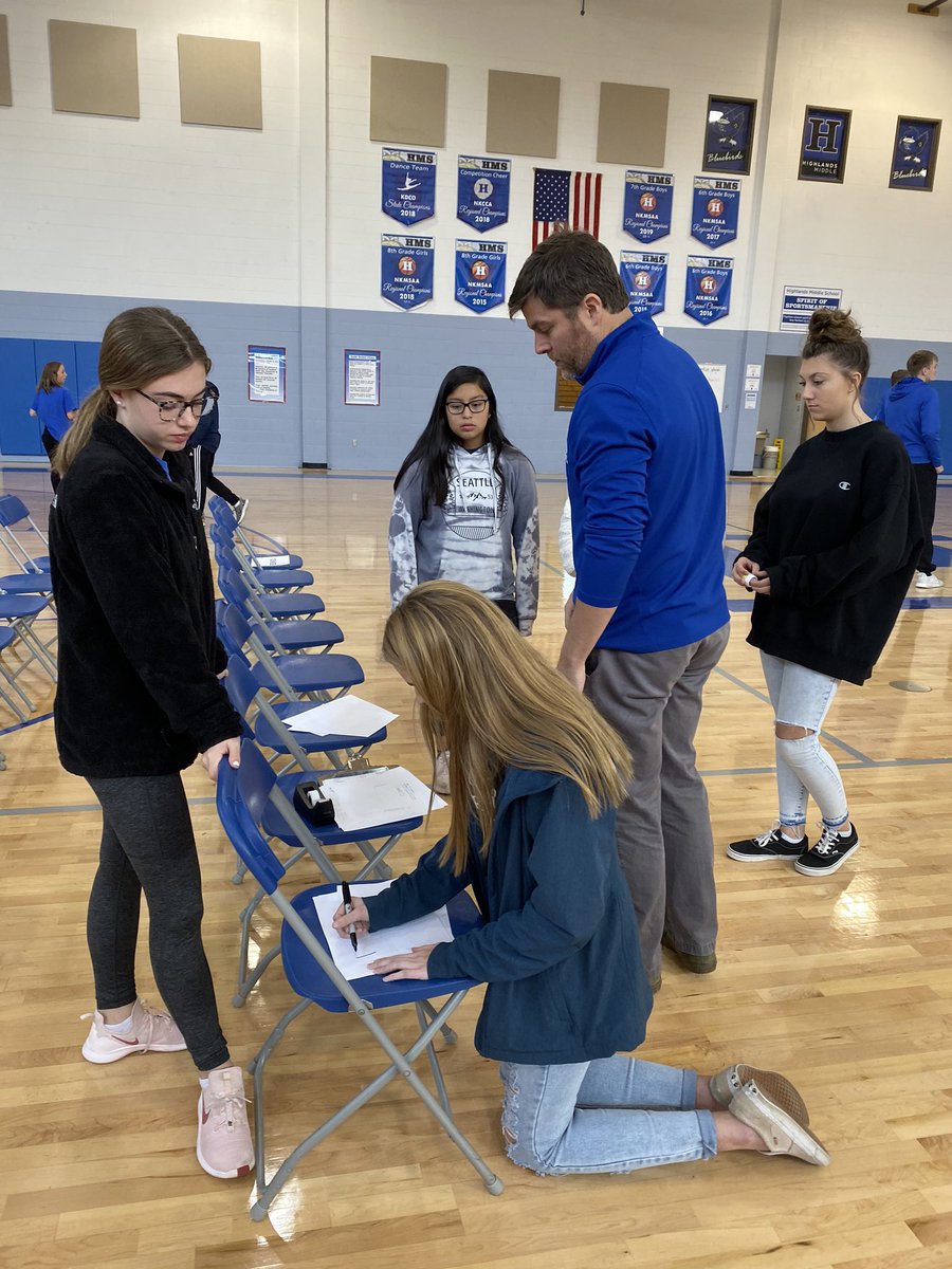 FTISHMS's tweet image. Bluebird Fitness Leaders helping to prepare for the Veteran’s Day assembly