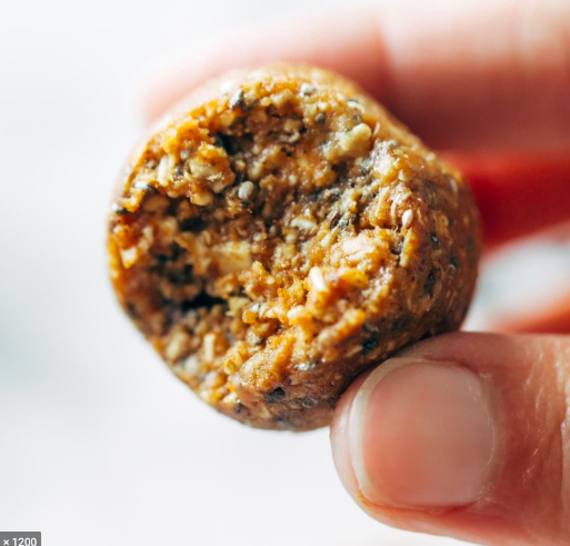 GDSatRowan's tweet photo. Are you having a #RoughMonday? 
Come recharge at our Teaching Kitchen where you can learn how to make Pumpkin Energy Bites 🎃 😋 🔋 
🍴 Glassworks Eatery // 11am-1pm
#DailyPlate #TeachingKitchen #PumpkinEnergyBites https://t.co/SVabRCpJP9
