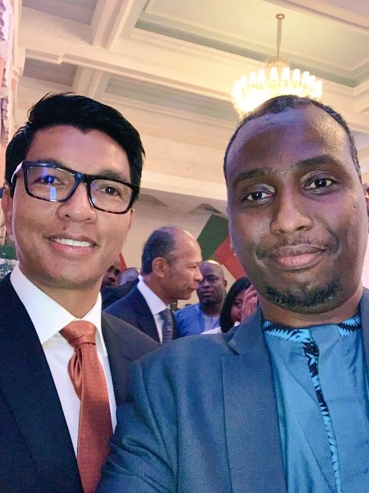 samabdiosman's tweet photo. Lors du diner de gala organisé dans le cadre de ce 11ème Forum du secteur privé, j'ai l'honneur de rencontrer &amp; d'échanger avec SEM @SE_Rajoelina notamment sur le  rôle de la #jeunesse africaine dans sa transformation économique #Djibouti #Agenda2063 #Youth #Empowerment #AU #OIF https://t.co/svzZ2H9ssC