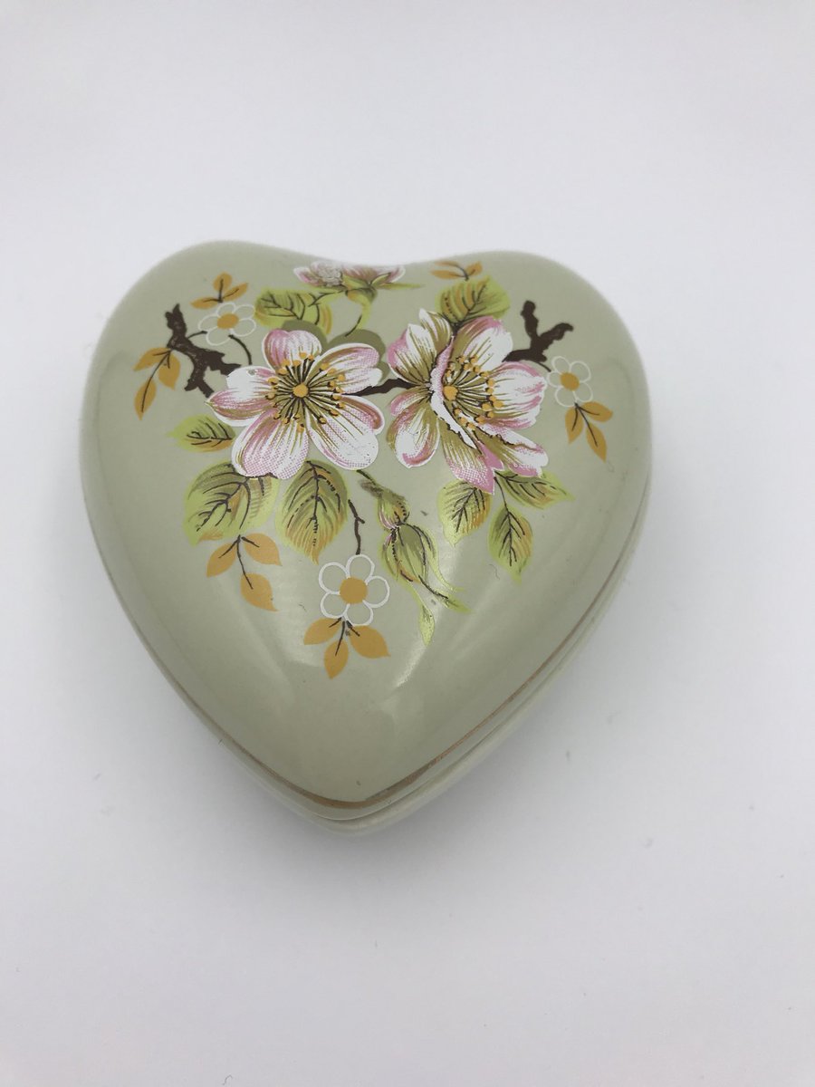 sweetwildstyle's tweet photo. Little bit of #sadler being added to @Etsy @EtsyUK #etsy #etsyuk #pottery #flowers #heart 💜💜💜 #preloved #interiors https://t.co/khEaJDFCwD