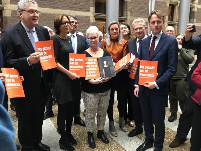 Vandaag vragen we met bijna 200 woningcorporaties opnieuw aandacht voor de #wooncrisis. In de Tweede Kamer werd een bundel met vaak schrijnende verhalen van huurders aangeboden. De #wooncrisis gaat over mensen, niet over cijfers. Investeer in wonen! #ikwileenhuis