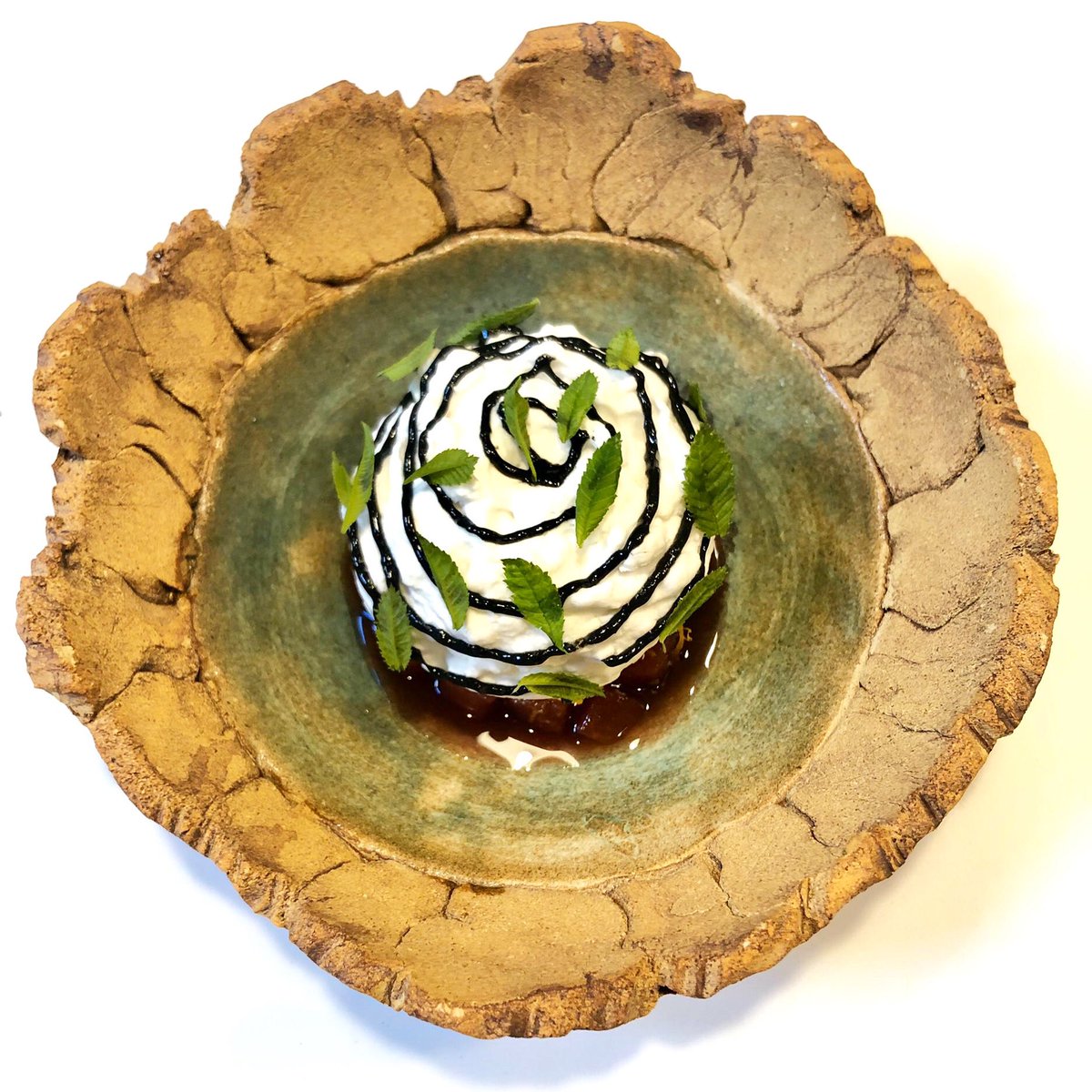 Postre nuevo: Ciruelas, coco y sésamo negro⁣⁣
⁣⁣
New dessert: Plums, coconut and black sesame⁣⁣

#montbar