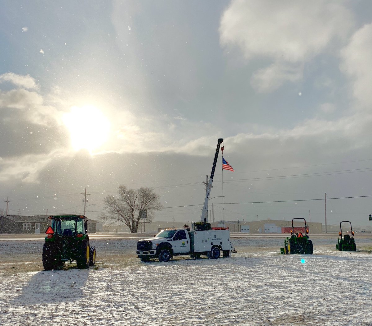 GreenLineEquip's tweet image. Thank you to all who are serving and who have served. Today we honor you. Happy Veterans Day!

#GreenLineEquip, #RunWithTheBest #JohnDeere, #ProudToBeAmerican