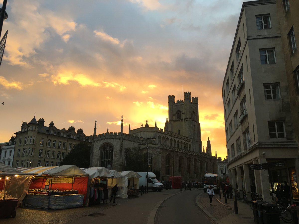 heffersbookshop's tweet photo. Popped outside, that's quite the sky! #cambridge #lovecambridge #winterskies https://t.co/R1h6uIL1od