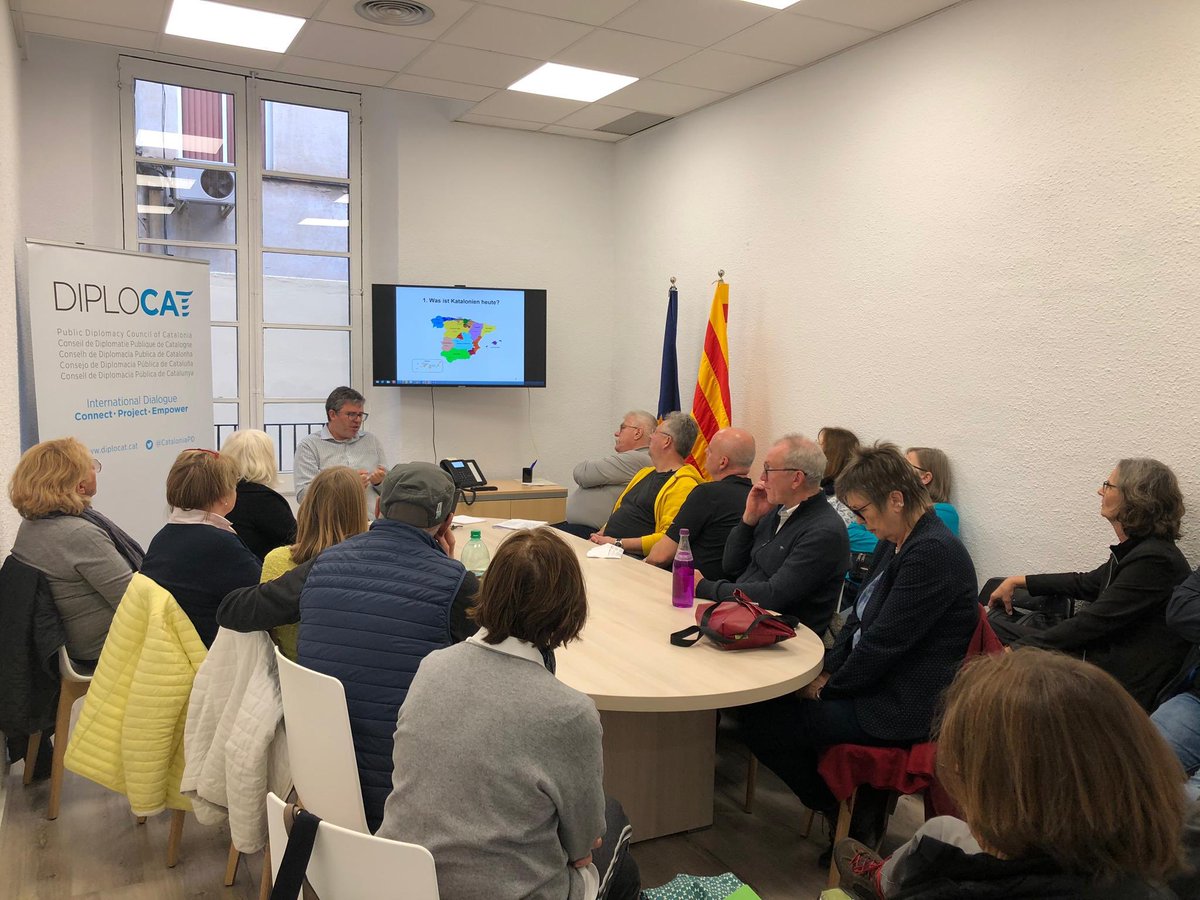 CatalunyaIntl's tweet photo. Avui hem parlat sobre Diplocat, la diplomàcia pública i Catalunya amb un grup d’estudiants de formació contínua de Lohmar (Alemanya). #Projectem https://t.co/Oz2BoiD2nW