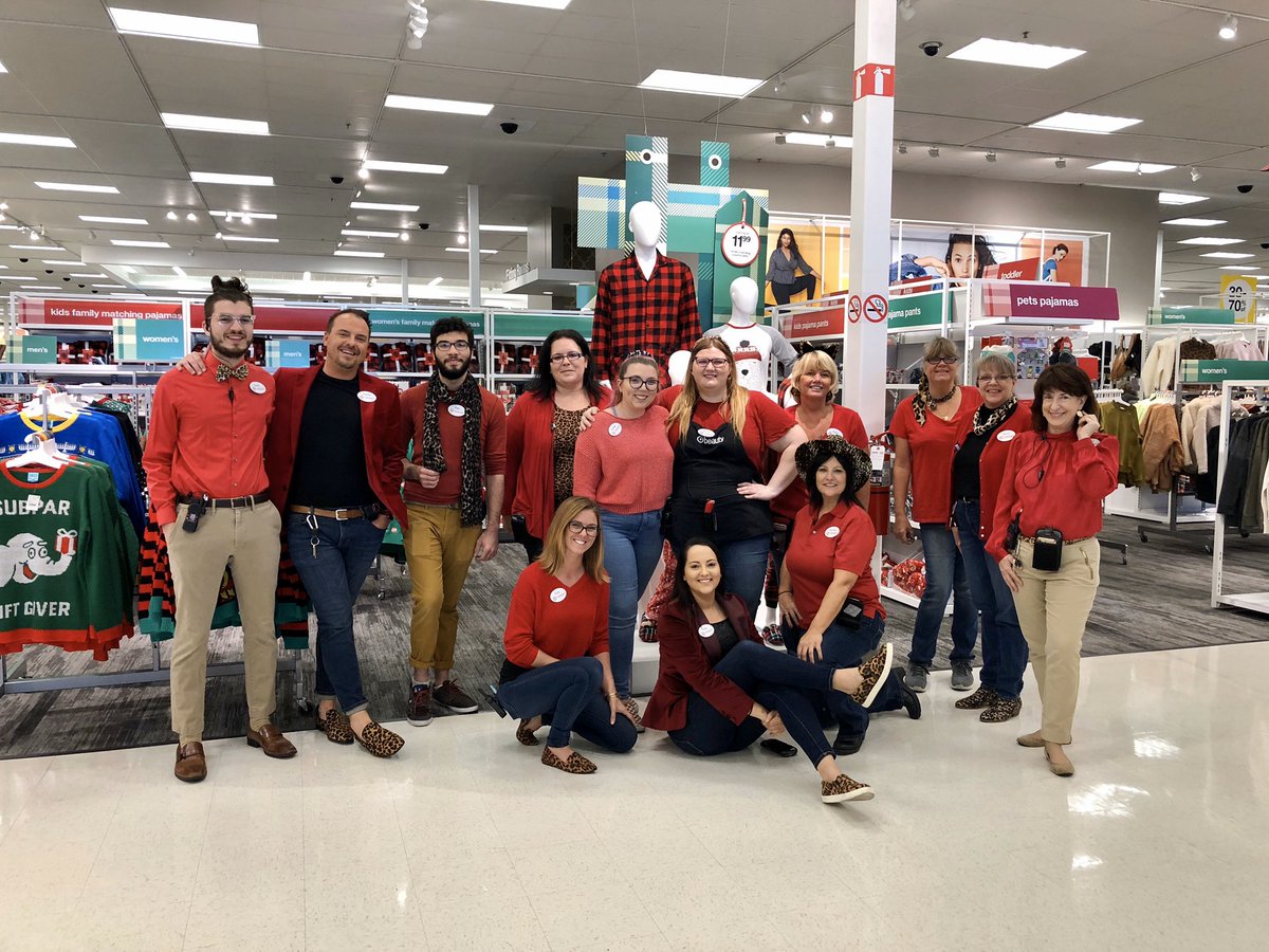 DrzymalaStephen's tweet image. Specialty Sales at Clearwater #Target is #holiday ready and with #leopard print flair 🐆🎄! #R300HolidayHeroes #clearwaterTarget #style #beauty #tech @aldenkooken @CCasarez1 @KimBurke07 @VisualMiami @alkanaan2209 @Cynthiagallo7