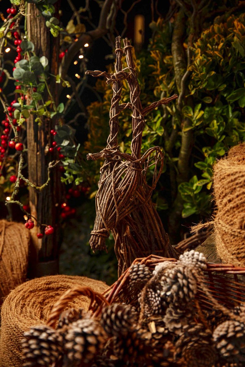 CHRISTMAS DECORATIONS ✨ || This weekend we spend a few hours putting together a festive entrance to the shop. Twinkling fairy lights, corkscrew willow, and woven decorations! ✨ Hope you like it! #farmshop #christmasshopping #shopfront