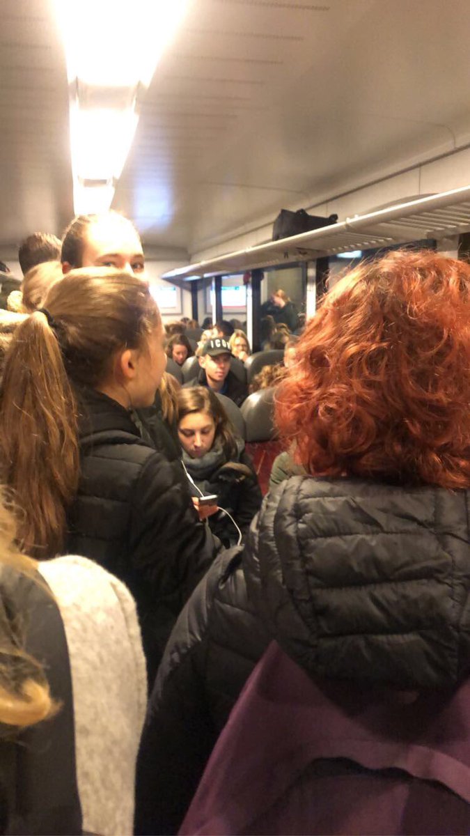 marcsmeets1997's tweet photo. @Arriva_NL krijgt het weer voor elkaar om één treinstel in te zetten waar 10.000 mensen in vervoert moeten worden, hopeloos weer. #hopeloos #crymearriva https://t.co/MIFhQD9U3p