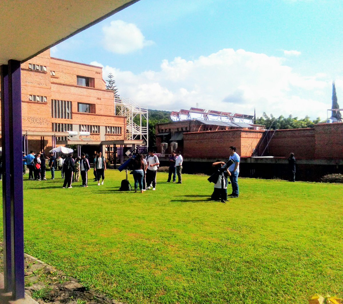En el @CIICApUAEM, alumnos de diversas instituciones educativas observan el paso de #Mercurio frente al sol.
