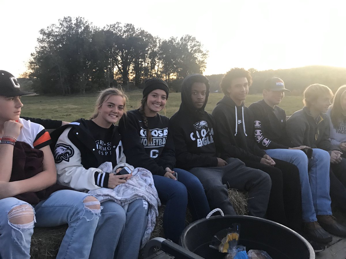coosa_fca's tweet photo. So much fun last night at the bonfire! Glad everyone could make it out ! #teamjesus 🤩✝️ https://t.co/0H8Dms3HUY