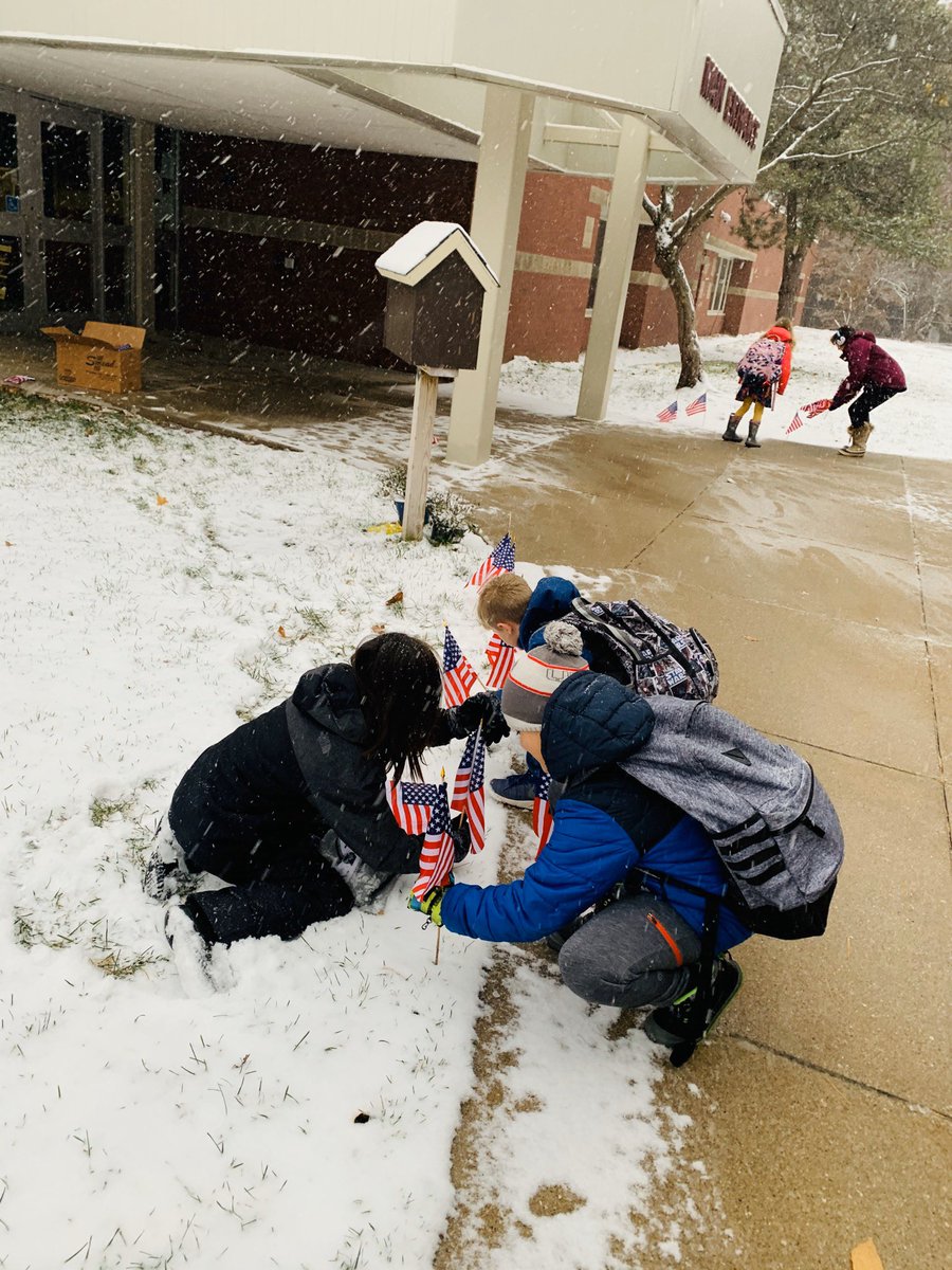 KJerniganWO's tweet photo. This morning, students helped decorate the @LakeshoreWO front lawn with flags in honor of Veterans Day. 🇺🇸 https://t.co/MO43zlCWmQ