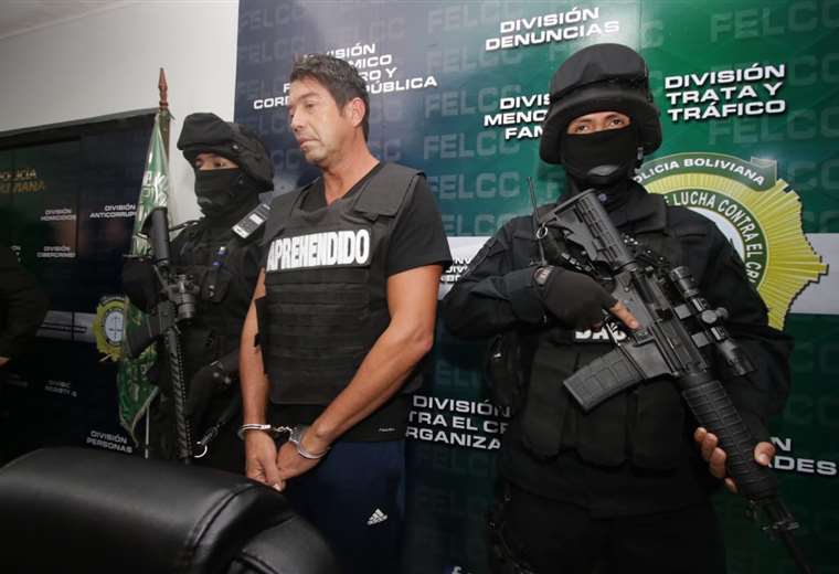 grupoeldeber's tweet photo. #SantaCruzBo Mario Cronenbold tenía en su poder un arma de Magnum y más de 20.000 dólares https://t.co/TZ7eLnxV8f https://t.co/El4Jt92nlt
