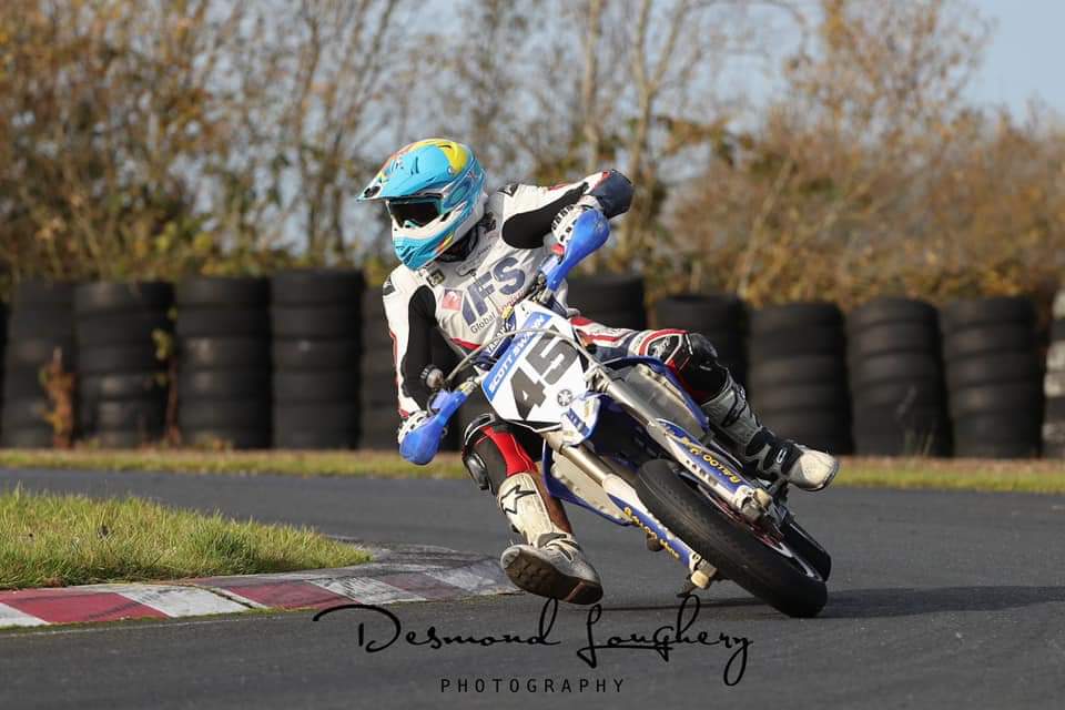 Great fun day at the first round of the Supermoto NI with a 3rd, DNF and a 5th. Big thanks to Chris Lewers for use of his 450 Yamaha. Can’t wait for the next one 😁
Pic by Desmond Loughery Sports Photography