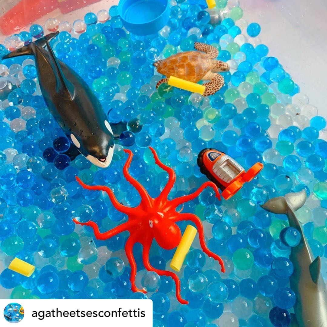 Let litte imaginations explore their favorite water creatures with sensory bins made for under the sea fun 🐬