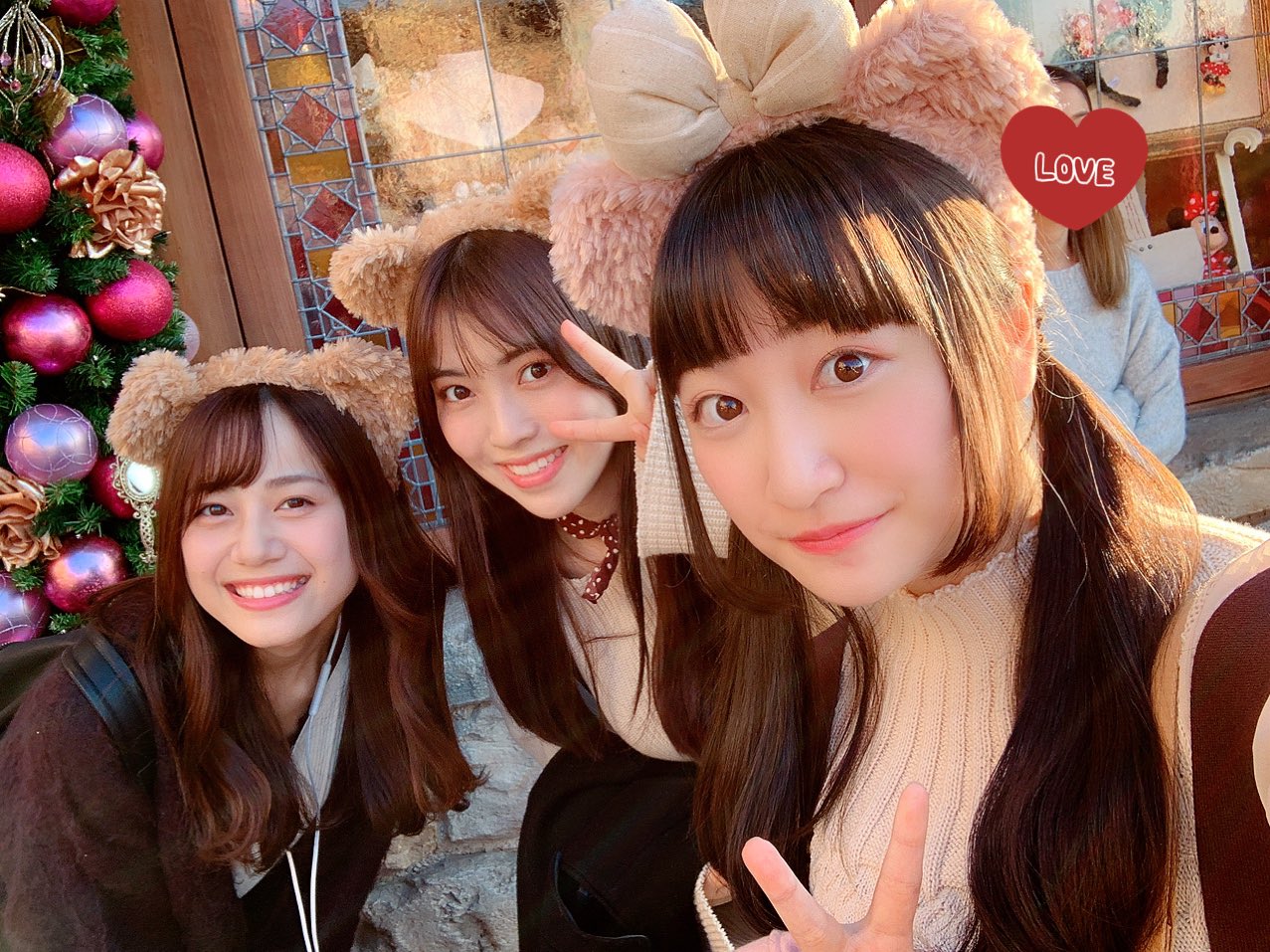 高尾奏音 おはのーん W ﾍｰｲ 先日 みっくときゃりさんとディズニーシーに行ってきました 3人で夢の国満喫しながら 待ち時間もたくさん話せて楽しかったです 合わせてないのに偶然みんな服が茶系で揃ってたから ダッフィーとシェリーメイ