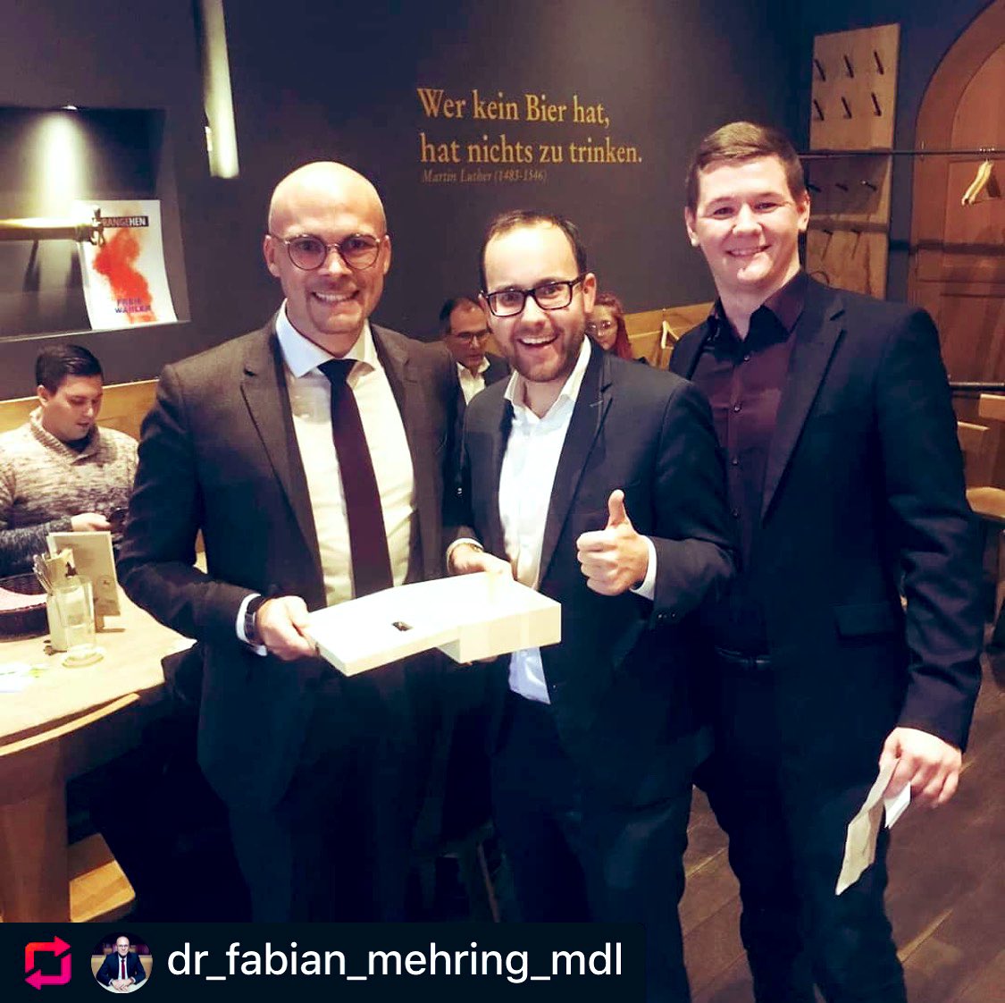 Felix_Locke_FW's tweet photo. Am 10.11.19 wurden die JFW Schwaben im Riegele Wirtshaus Augsburg neu gegründet. Als erster Vorsitzender wurde einstimmig Benedikt Wengert gewählt. Dieser setzt sich zum Ziel der Jugend in Schwaben Gehör zu verschaffen.
#JFW #FREIEWÄHLER #BottomUP https://t.co/ZWgmMozJEz