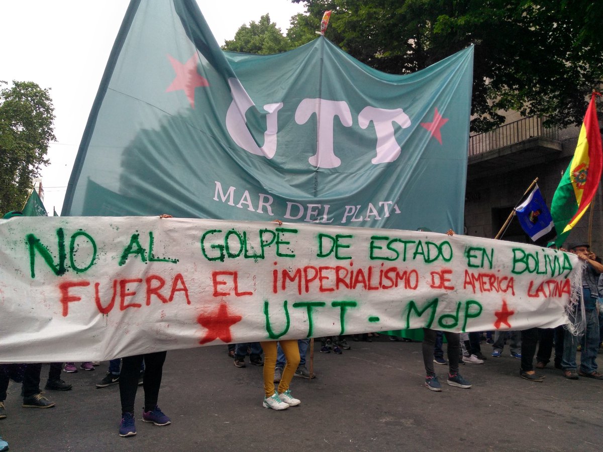 La Unión de Trabajadores de la Tierra <a href="/uttnacional/">Unión de Trabajadorxs de la Tierra</a> de #MardelPlata en la Marcha diciendo #NoAlGolpeEnBolivia