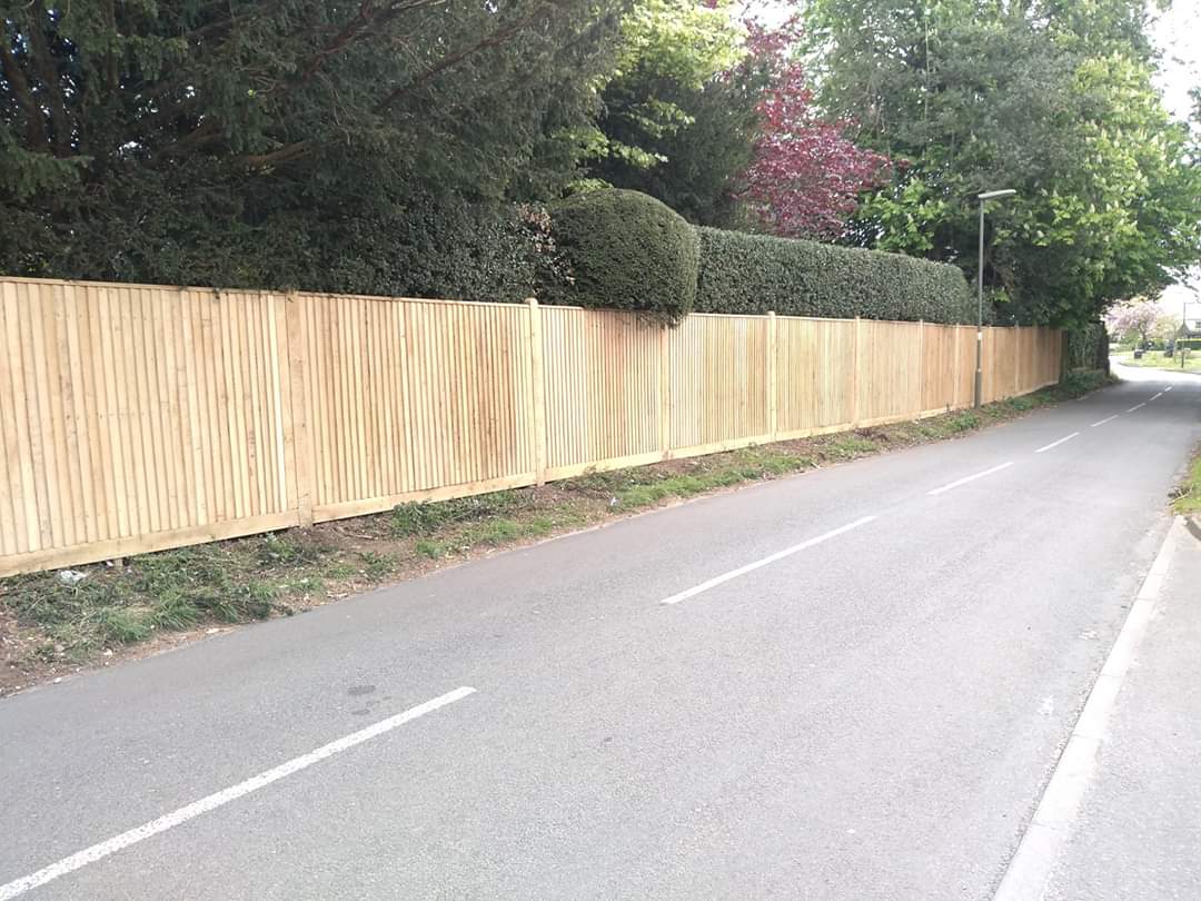 rbfencingltd's tweet photo. Hardwood Oak closeboard fencing! Don't get to do them often but look stunning! #oak #rbfencingltd #fencing #closeboard #surrey https://t.co/bKvSDC6hT0