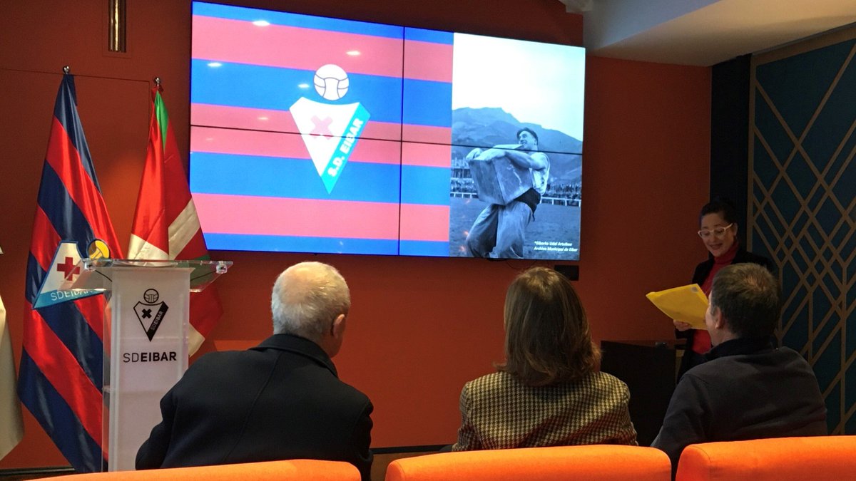El levantador de piedras que aparece en la pantalla creemos que está muy vinculado a vosotros, @SevillaFC.
¿Podéis preguntarle a vuestro míster si lo reconoce? 😉