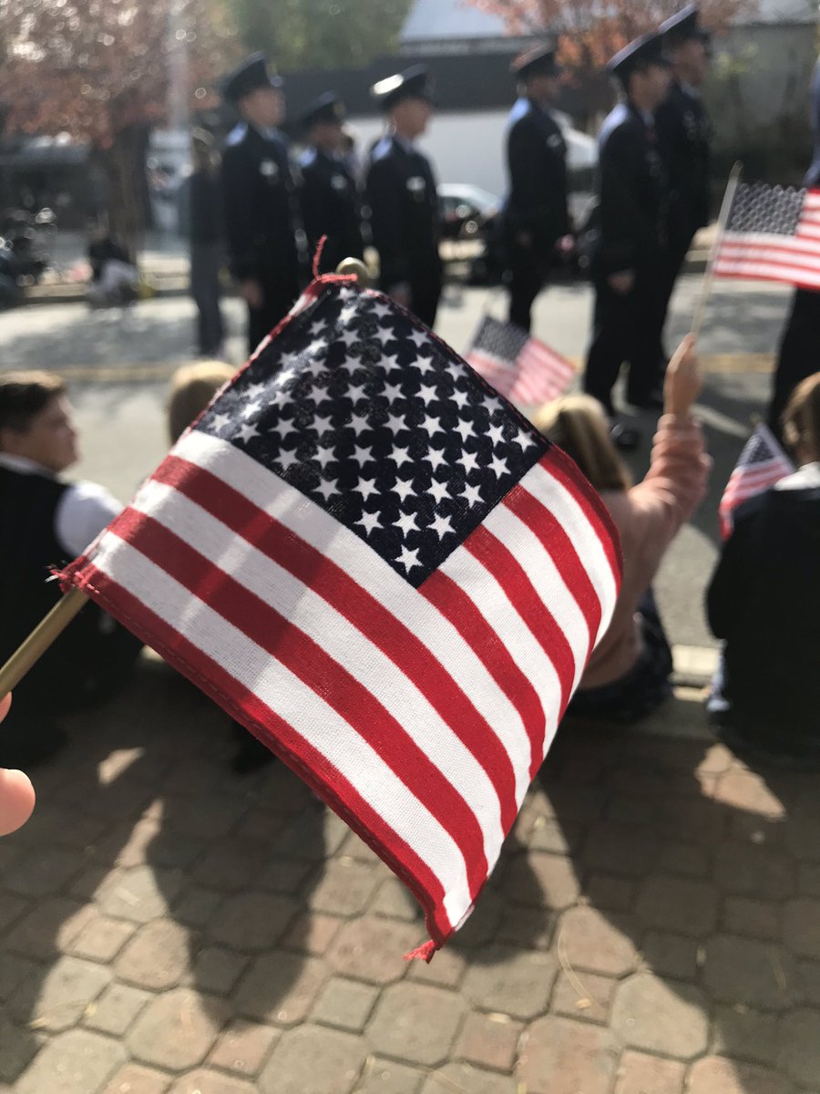 FAWcrusaders's tweet photo. Thank you, veterans!  @FAWcrusaders salute you!! #veteransday2019 @ADWCathSchools #ADWfamily https://t.co/KgcLd9Gpnw