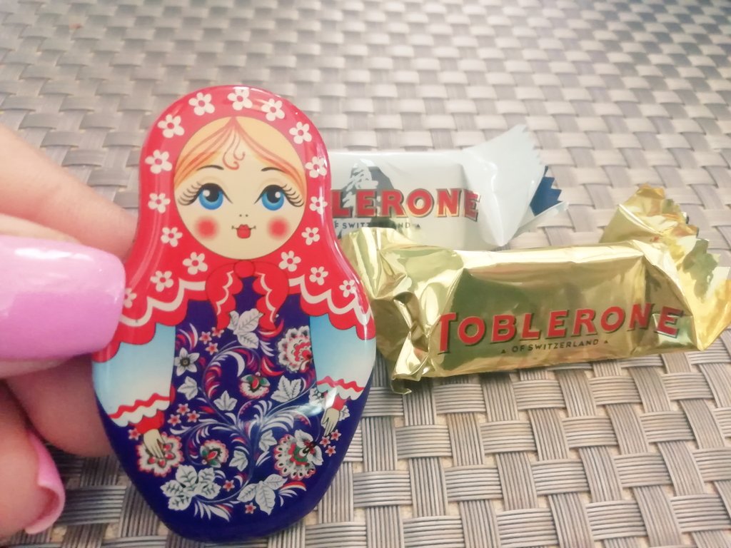 maria_la_santa's tweet photo. ¡Esa gente que se acuerda de ti donde quiera que se encuentre vale ORO! 😍
De #Rusia para #México
#matrushka & #Chocolate https://t.co/PrE92q1zlD