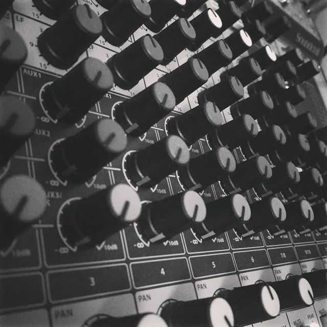 ModularMondays's tweet image. Ce soir! Set-up à 19h30 et performances à 20h45.

Apportez vos synthés, laptops, instruments, noisemakers, drum machines, grand-mères, etc. pour une soirée de musique impro ouverte à toutes et à tous.

Share what you&apos;ve been experimenting with lately and stick around for dis…