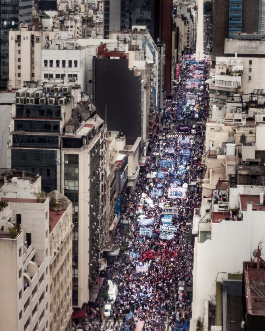 emergentesmedio's tweet photo. En solidaridad con el pueblo boliviano
En solidaridad con #EvoMorales.
Hermanxs, no están solxs.
Movilización a la Embajada de Bolivia en repudio al golpe de Estado de #Bolivia
Foto: @emergentesmedio https://t.co/3e87ZH8haL