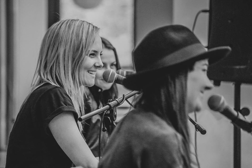 GermeinSisters's tweet photo. #cooleschule week 3 ✨🕺🏽 Can’t believe it’s already the last week! We have had the best time meeting you guys 💛 ThAnks for today!!
📷 @billiejoy ❄️ @boalingua https://t.co/Xhi3NeKDfF