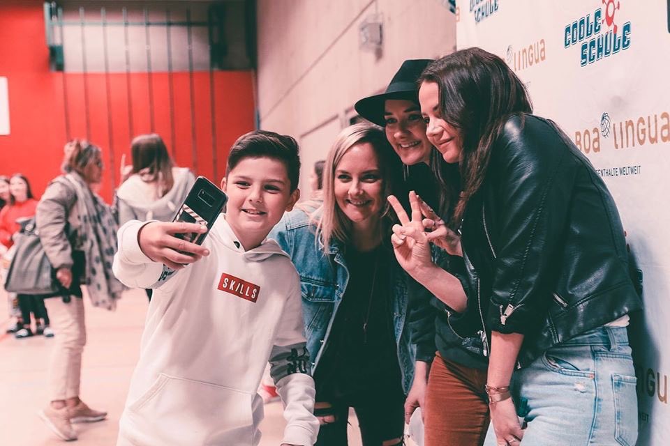 GermeinSisters's tweet photo. #cooleschule week 3 ✨🕺🏽 Can’t believe it’s already the last week! We have had the best time meeting you guys 💛 ThAnks for today!!
📷 @billiejoy ❄️ @boalingua https://t.co/Xhi3NeKDfF