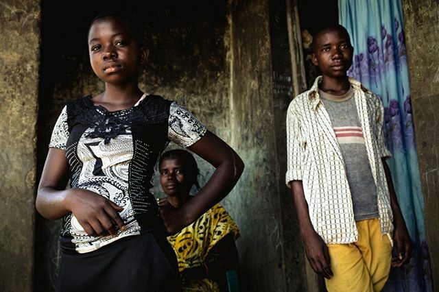 QuentinBruno1's tweet photo. In front of their house in Kananga, a family is gazing at the sunset. 
#Kasai #MSF #HumanRights #DoctorsWithoutBorders #Brassage #DRC https://t.co/7lYItSYgga https://t.co/EcJdXYlACl