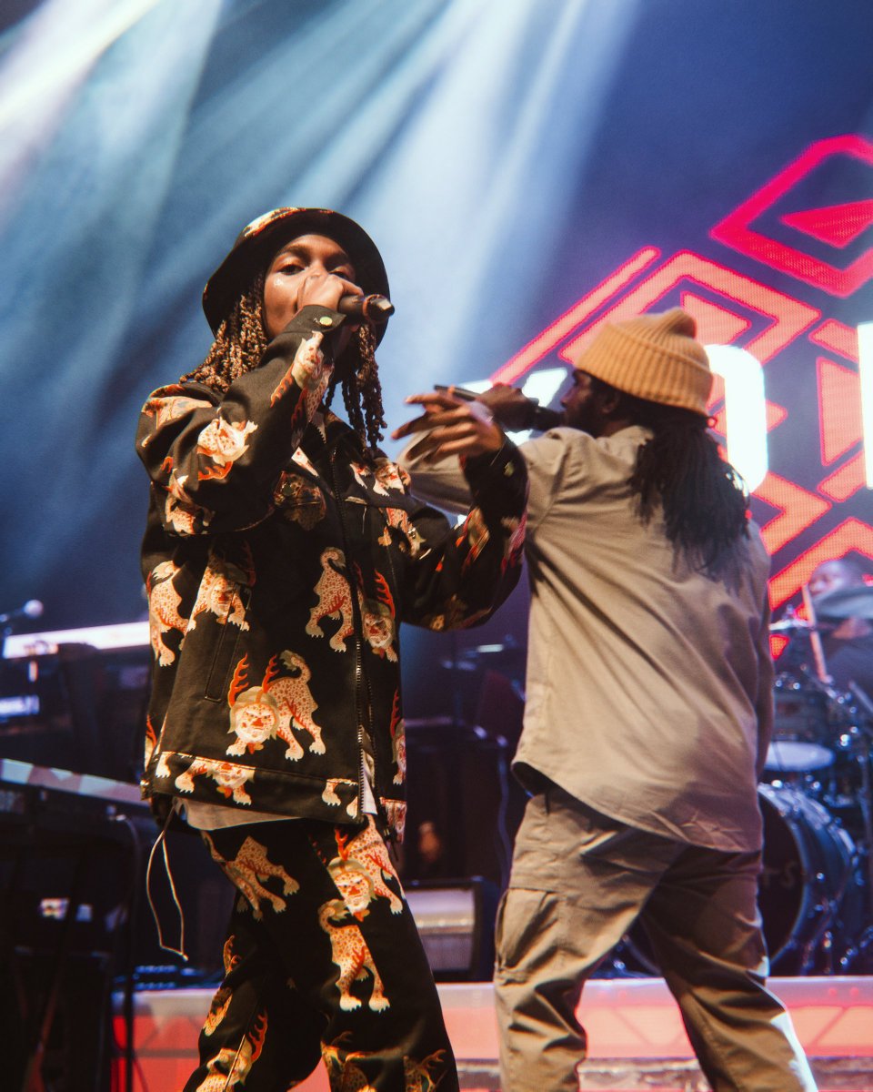 Now a pon stage with <a href="/ChronixxMusic/">Chronixx</a> I a sing 🎶
📸 <a href="/AllEyesOnIt/">J➇J➂ #ROD</a>