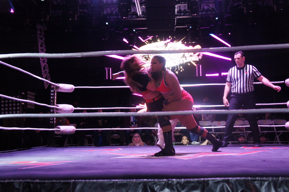 Ricanboy22's tweet photo. @SavannahEvansNV vs @madi_maxx #Shine62 https://t.co/4eChFcCUtK
