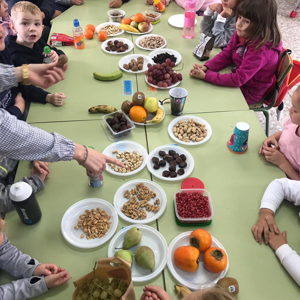 CeipAlonso's tweet photo. Hoy hemos celebrado nuestro tradicional #DesayunoDeOtoño y para ello los alumnos han traido fruta y frutos secos típicos de esta época del año. ¡Les ha encantado! https://t.co/AvZ6Kg2kps