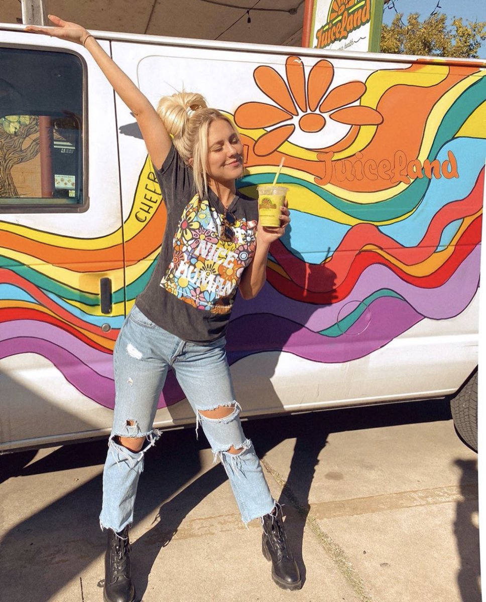 collabor8app's tweet photo. New User Spotlight! @PaytonCavin is an #influencer based in Texas with an eye for creativity and passion for capturing brand image and relating it to her personal style. 

Collab with her today on our app!  👏🏻 https://t.co/1egSzaEuWT
