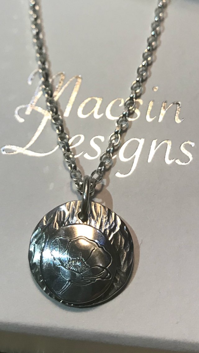 MacsinDesigns's tweet image. Something I made today #poppyflower #poppypendant #poppyjewellery #poppys #poppysilver #silverjewellery #argentiumjewellery #purpleedgegraphicsltd