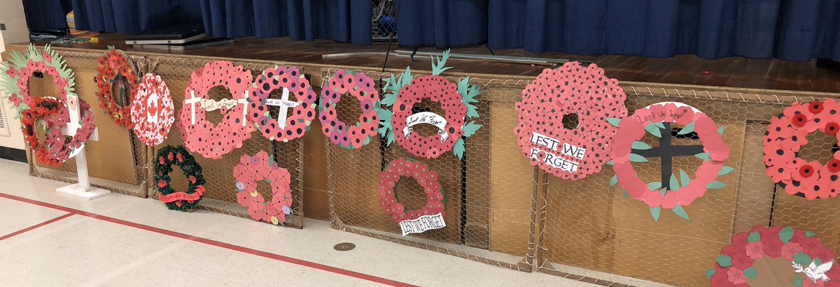 HillcrestMS1's tweet photo. The wreaths have been laid! @HillcrestMS1 #WeRememberThem @JPomianowski @JSGuidance https://t.co/SOujLbkbOL